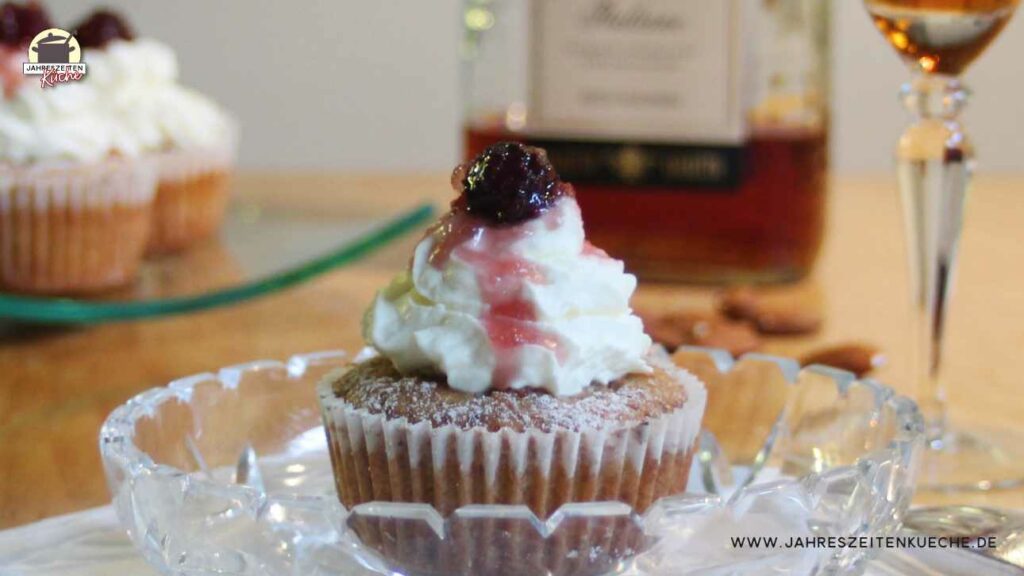 Amaretto-Muffin auf einem Glasteller