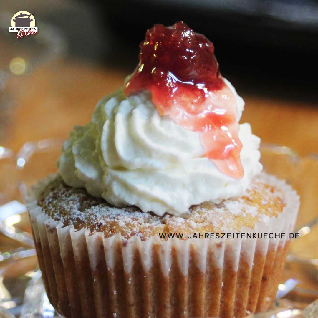 Amaretto-Muffin mit Sahne-Topping und Amarenakirsche