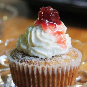Amaretto-Muffin mit Schlagsahne und Amarenakirsche