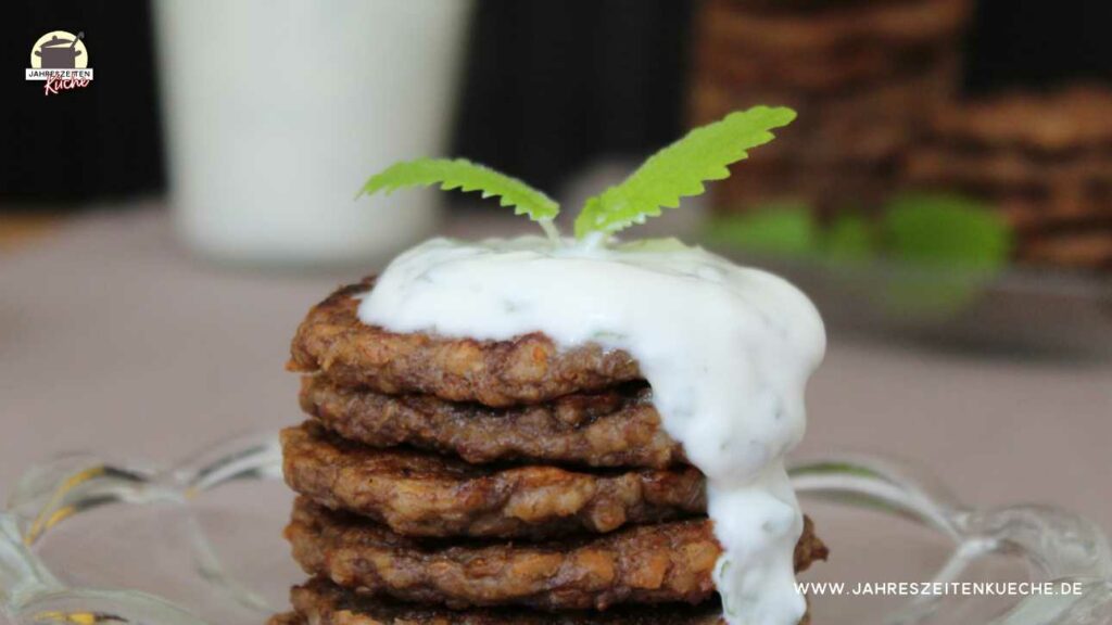 Mehrere Bananentaler übereinander, im Hintergrund weitere Bananentalerstapel