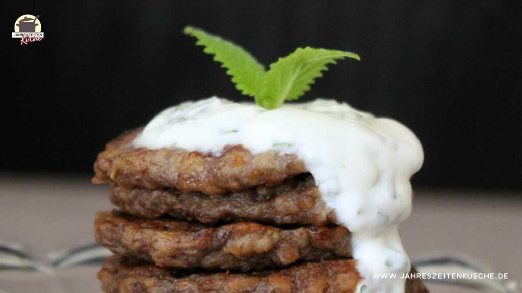 Bananentaler mit einer Joghurtsoße, darauf zwei Zitronenmelisseblätter