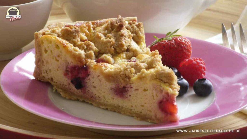 Ein Stück Beeren-Käsekuchen mit Erdbeeren und Heidelbeeren auf einem Teller