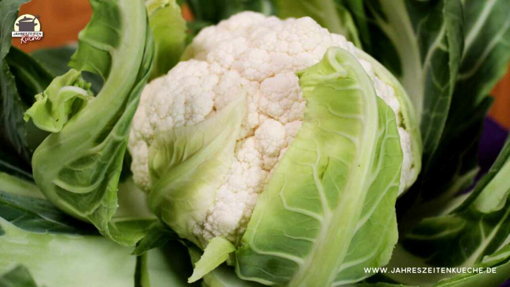 Ein Blumenkohl mit Blattgrün
