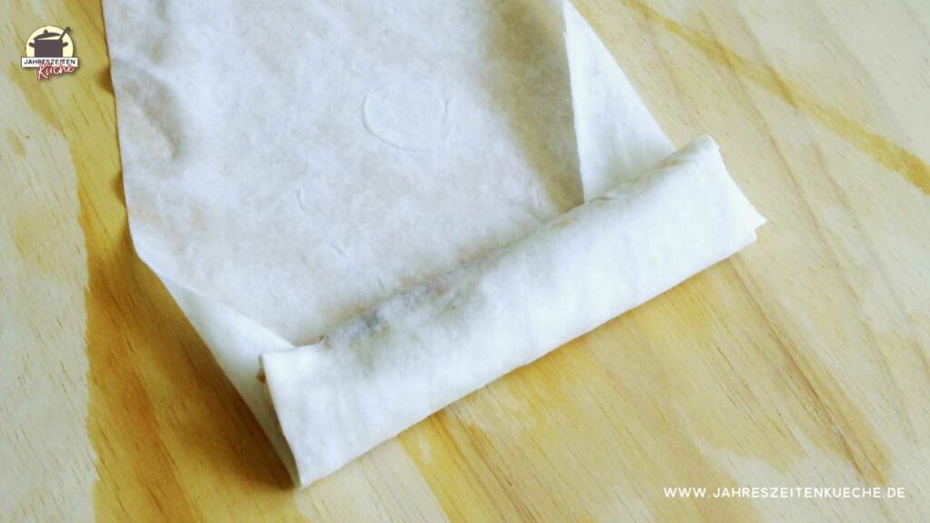 Jufkateig ist zur Hälfte aufgerollt