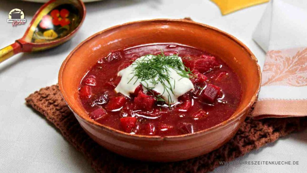 Tonschüssel mit Borschtsch und saurer Sahne.