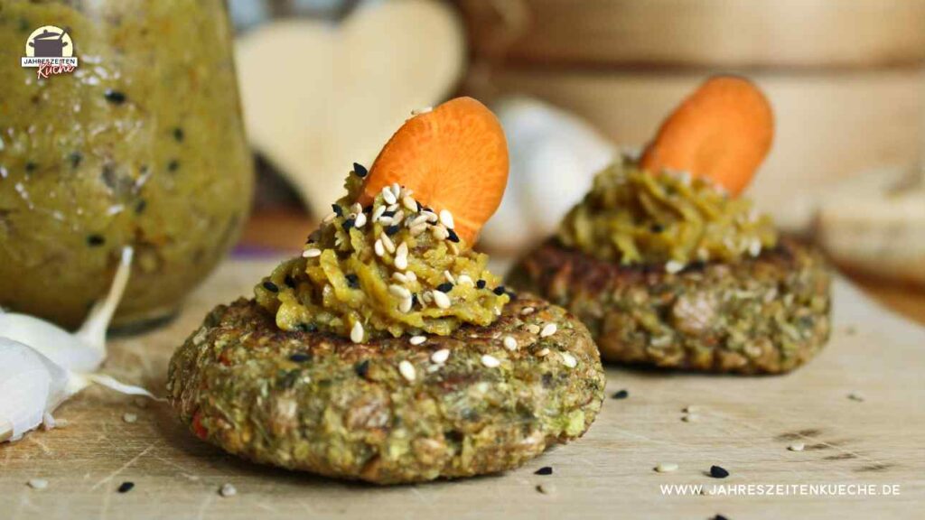 Gemüsebratlinge sind mit Petersilienwurzel-Aufstrich und einer Karottenscheibe garniert.