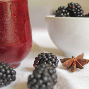 Schwarze Brombeeren, Sternanis und ein Glas Brombeermark