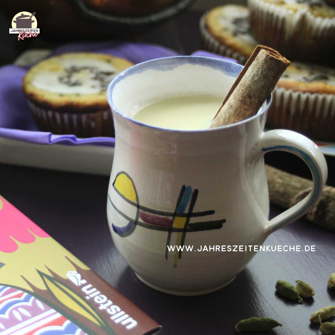 Chai mit Zimtstange in einer Tasse