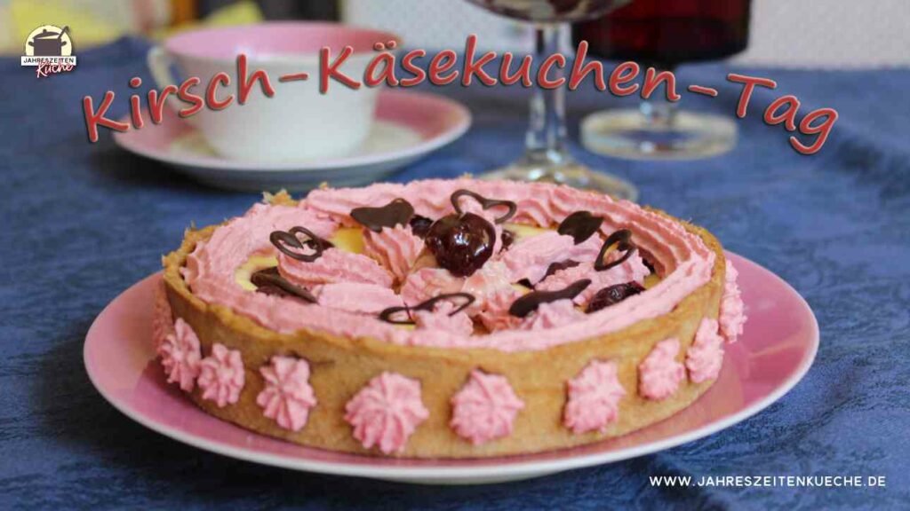 Ein Kirschkäsekuchen mit Schokoherzen und Sahne verziert.