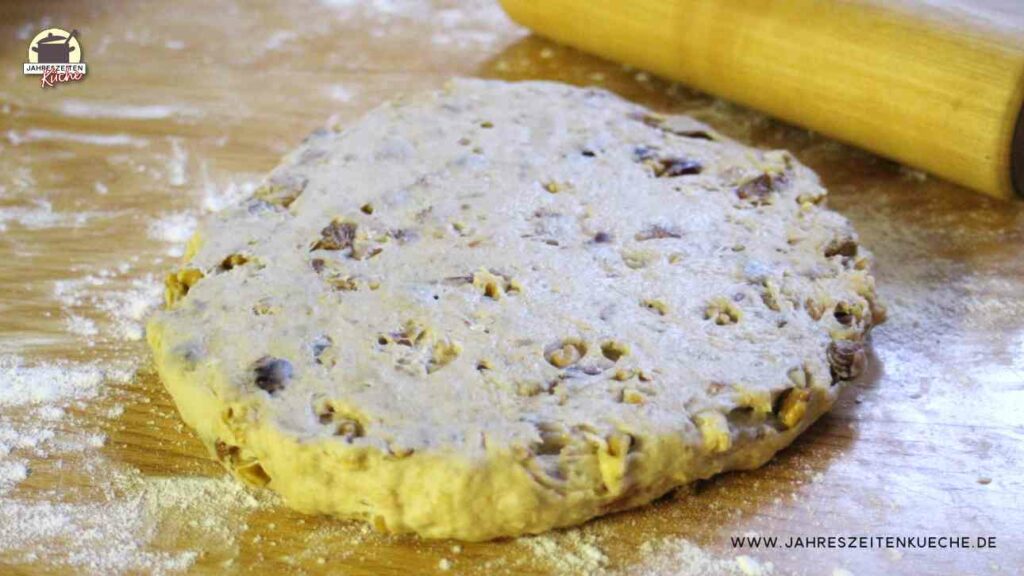 Stollenteig 2 cm dick ausgerollt