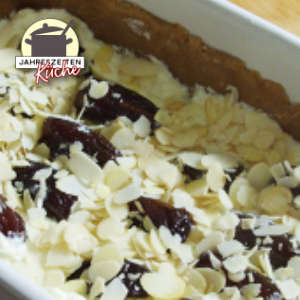 Datteln in der Quarkmasse mit Mandelblättern bestreut