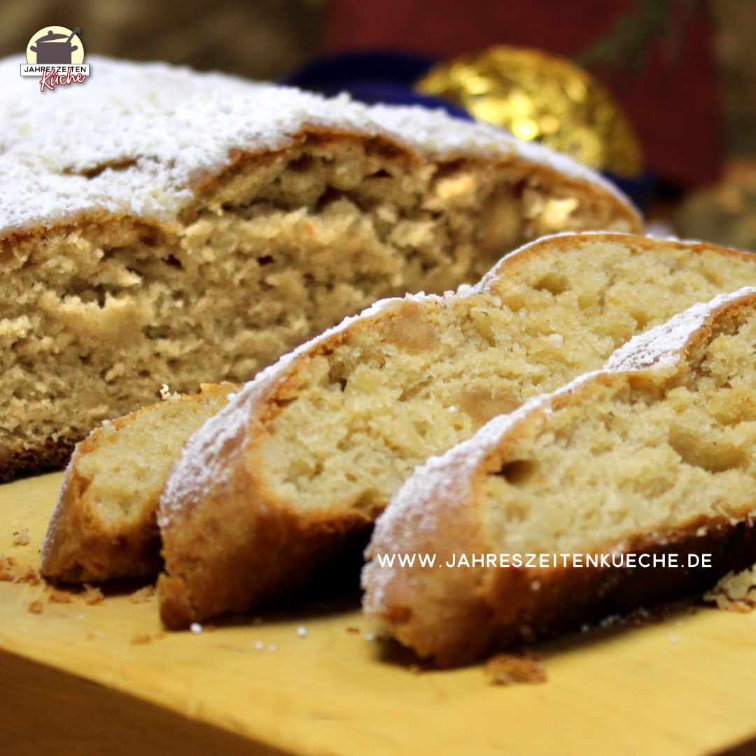 Dinkel-Mandel-Stollen-Scheiben liegen auf einem Holzbrett