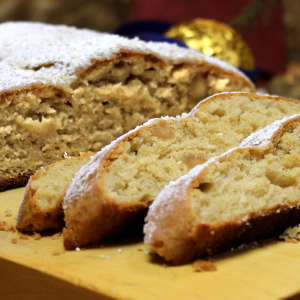 Dinkel-Mandel-Stollen-Scheiben liegen auf einem Holzbrett