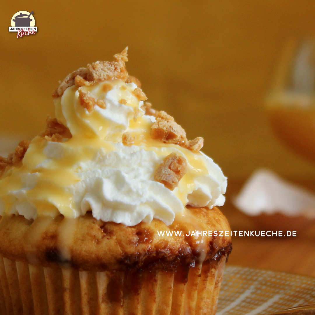 Eierlikör-Muffins mit Schlagsahne. Im Hintergrund steht ein Glas Eierlikör.