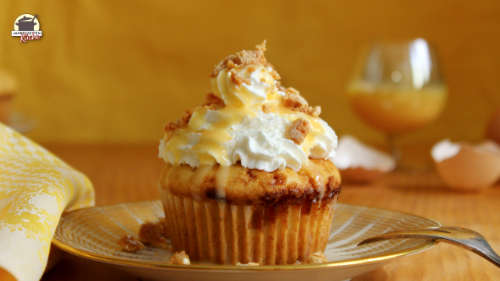 Eierlikör-Muffins mit Schlagsahne vor einem gelben Hintergrund