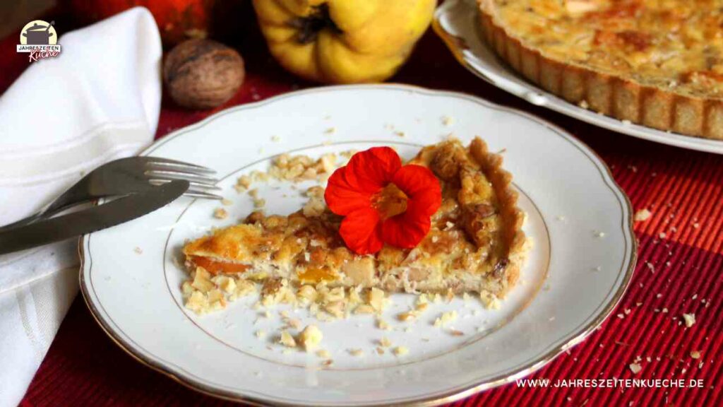 Ein Stück Kürbis-Quitten-Quiche auf einem Teller