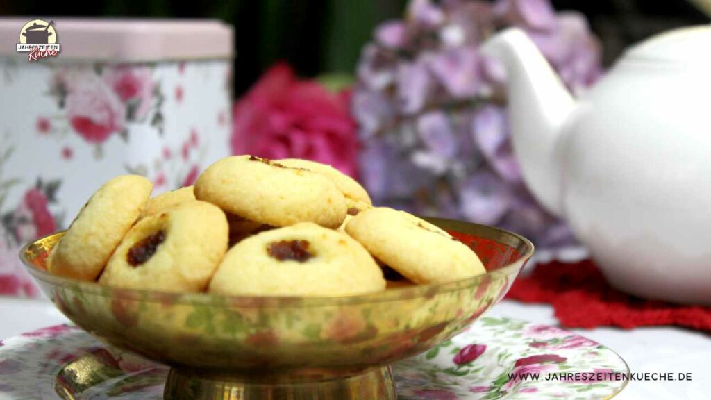 In einer Messingschale liegen englische Marmeladen-Kekse