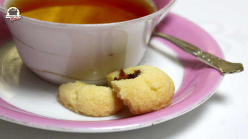 Auf einer Untertasse liegt ein zerbrochener englischer Marmeladen-Keks