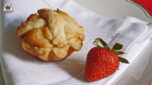 Erdbeere und Masarine auf einer weißen Stoffserviette