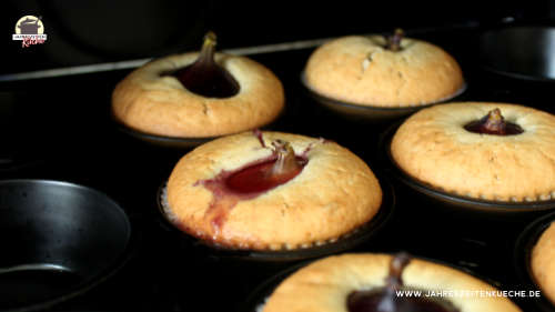 Frisch gebackene Feigen-Muffins im Muffinblech