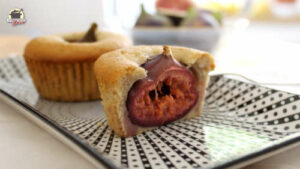 Ein halbes und ein ganzes Feigen-Muffin stehen auf einem kleinen Serviertablett