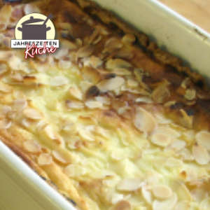 Gebackener Käsekuchen mit Datteln in einer Keramikform