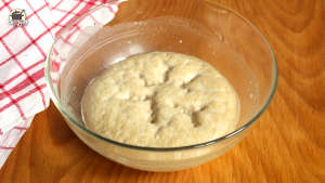 In einer Glasschlüssel ist der aufgegangene Vorteig.