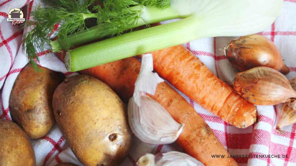 Kartoffeln, Karotten, Fenchel und Knoblauch auf einem Tuch