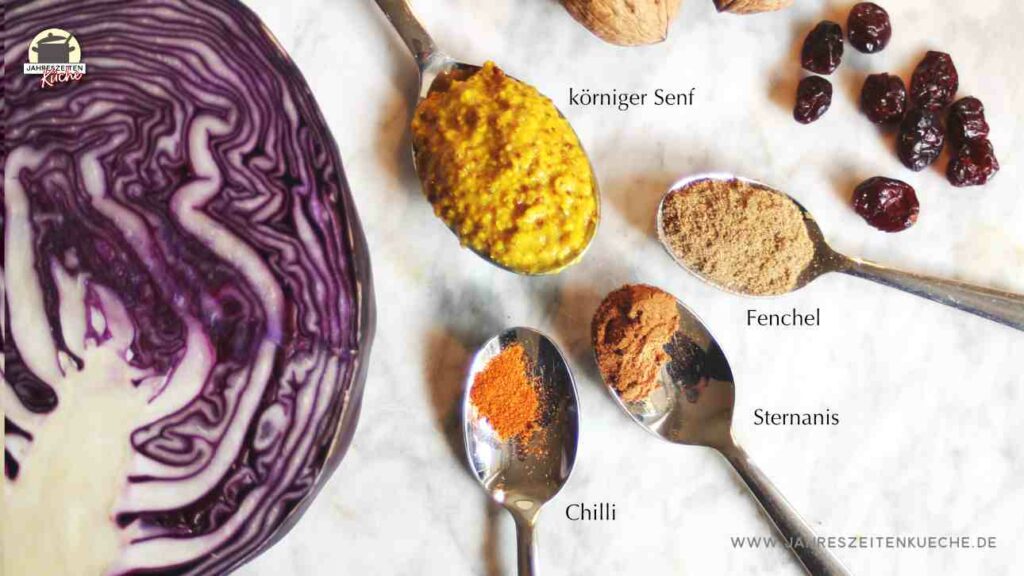 Teelöffel mit Gewürzen für Cranberry-Rotkohlsalat