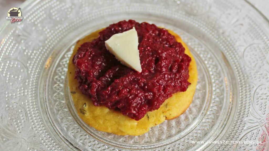 Hüttenkäse-Puffer mit Rote Bete-Aufstrich und einem Stück Ziegenkäsecamembert.