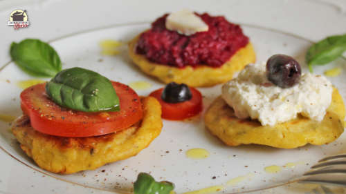 Drei Hüttenkäse-Puffer mit verschiedenen Toppings: Tomate-Basilikum, Rote Bete-Aufstrich, Schafskäsecreme-Olive.