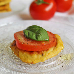 Hüttenkäse-Puffer mit Tomate und Basilikum belegt