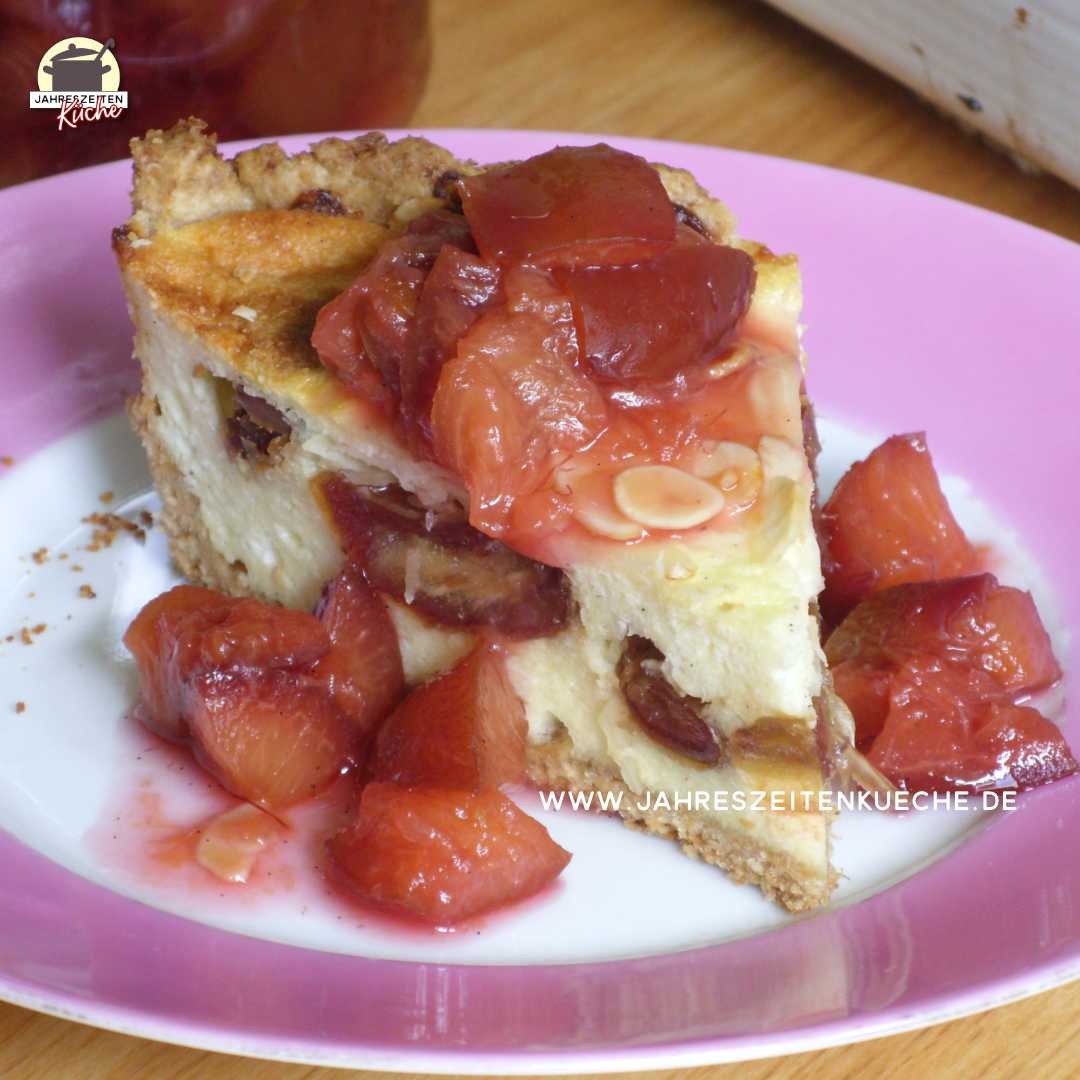 Ein Stück Käsekuchen mit Datteln und Zwetschgenkompott auf einem Teller.
