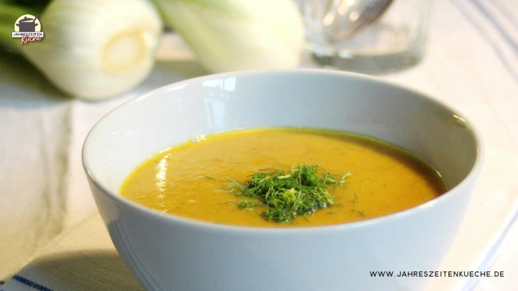 Kartoffelsuppe mit Fenchel in einer weißen Schale