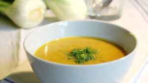 Dampfende Kartoffelsuppe in einer weißen Suppenschüssel