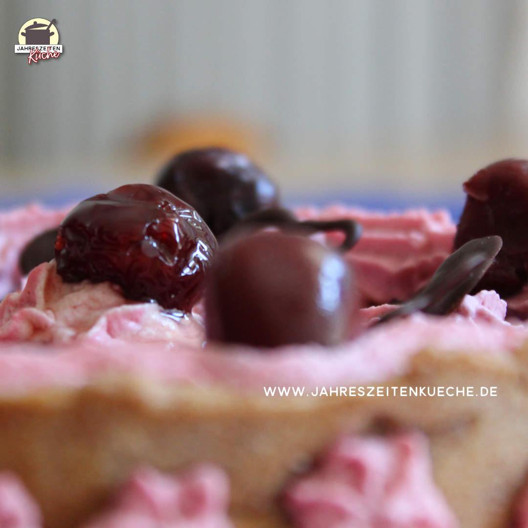 Kirschkäsekuchen mit Amarenakirschen und Schlagsahne