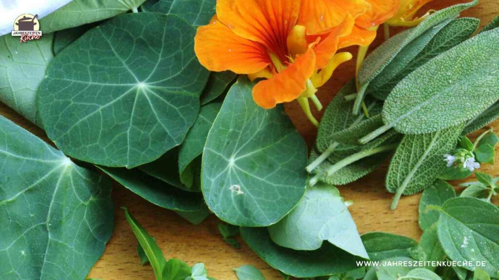 Frische Kräuter auf einem Holzbrett