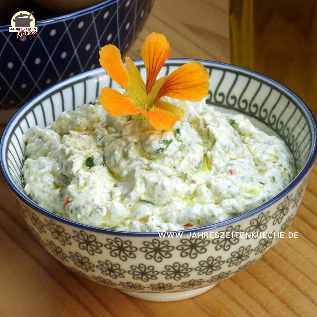 In einer kleinen Schale ist eine Portion selbstgemachter Kräuterquark mit Leinöl