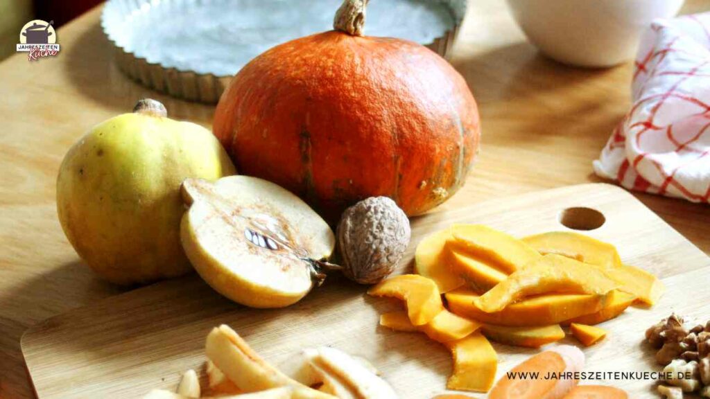 Kürbis und Quitten in Streifen geschnitten auf einem Holzbrett