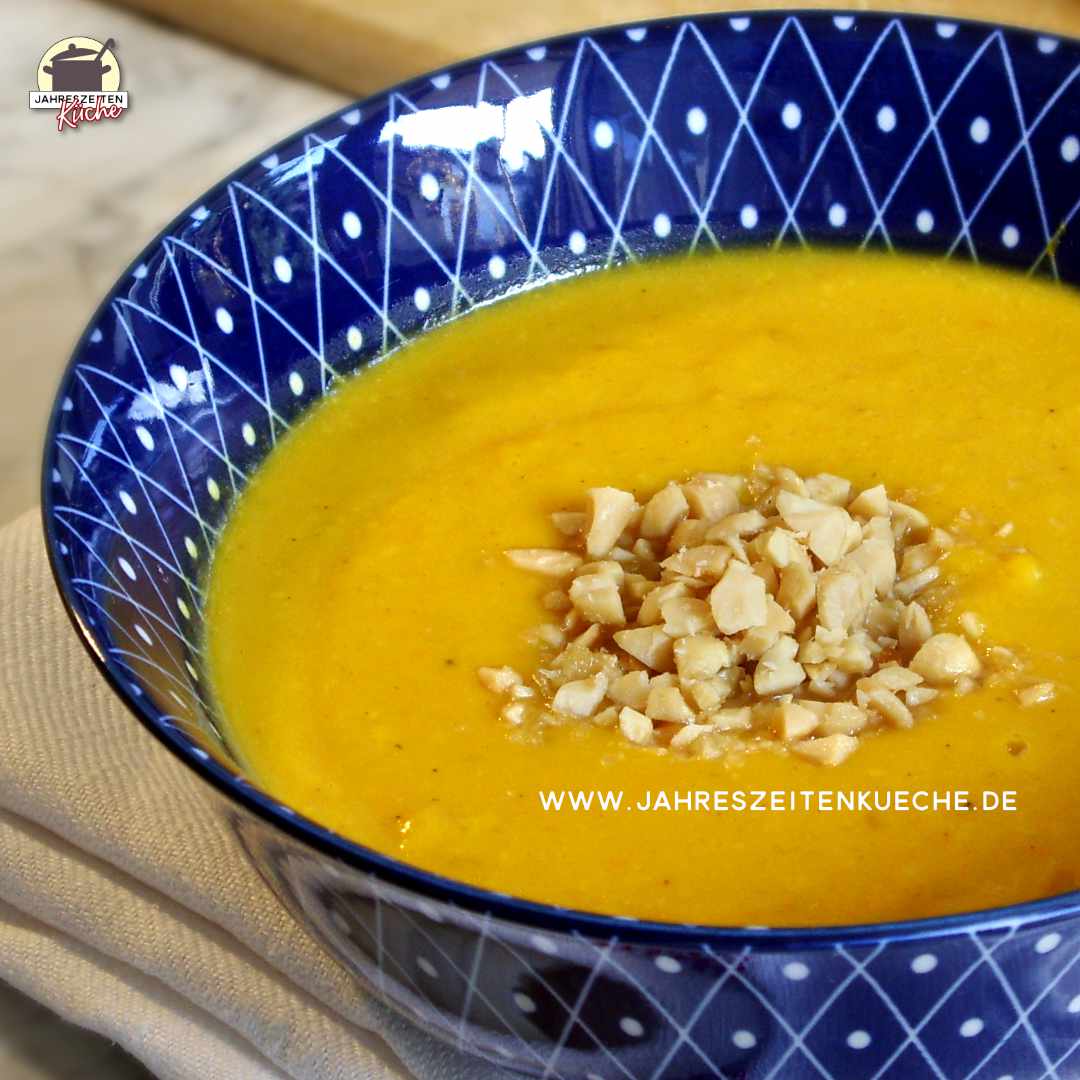 Kürbis-Bananensuppe in einer blauen Schale mit weißem Muster
