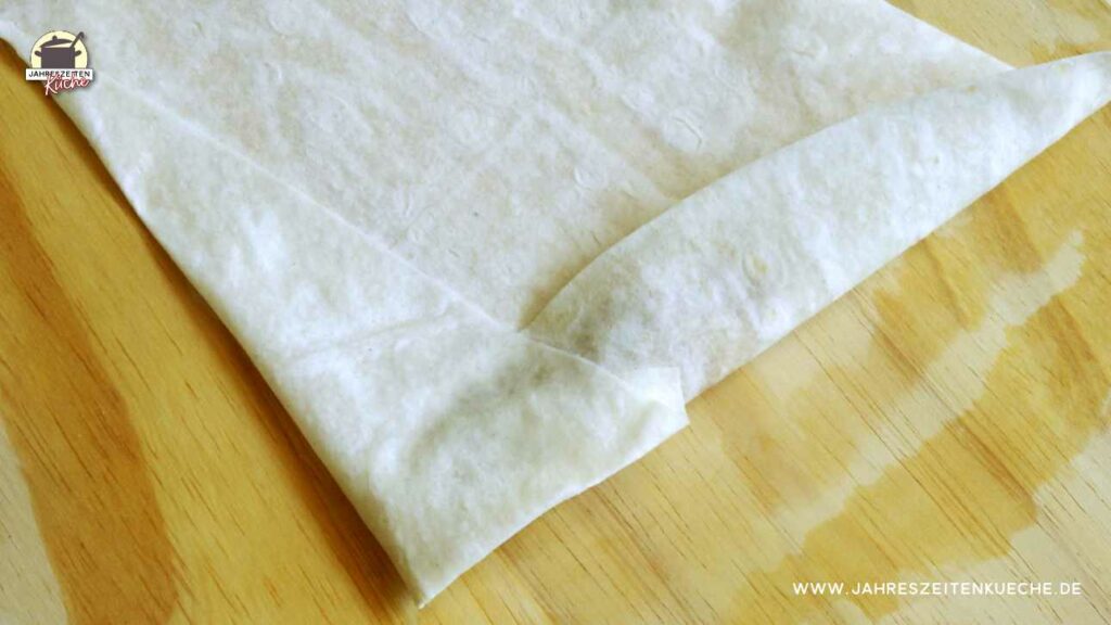 Eine Seite des Yufkateigs ist eingeschlagen