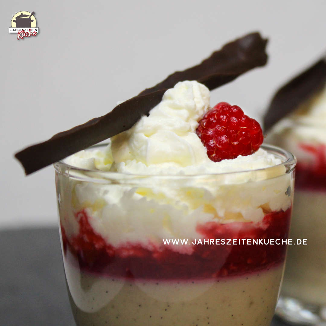 Mandel-Creme und Himbeer-Topping ist mit Sahne und Borkenschokolade garniert.