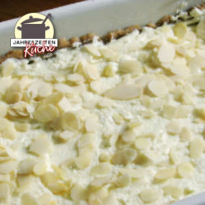 Quarkmasse mit gehobelten Mandeln betreut