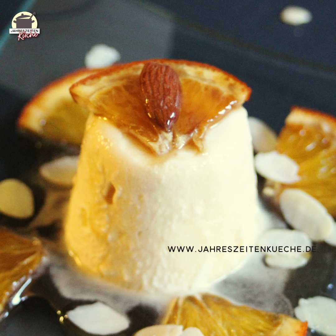 Marzipan-Parfait mit einer Viertel Orangenscheibe und Mandel garniert.