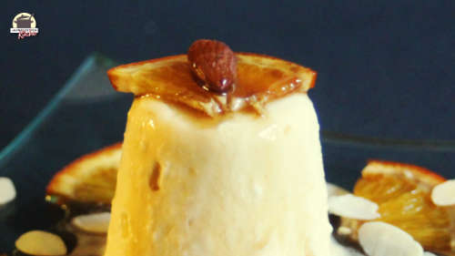 Marzipan-Parfait mit Amaretto-Orangen vor einem schwarzen Hintergrund