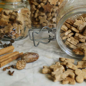 Mehrere Vorratsgläser mit nervenstärkenende Energiekeksen stehen auf einer Marmorplatte. Eins ist geöffnet-