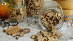 Mehrere Gläser sind mit Energiekeksen gefüllt. Ein Glas liegt geöffnet auf einer Marmorplatte.