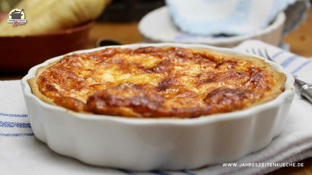Frisch gebackene Pastinaken-Quiche mit Parmesankruste.