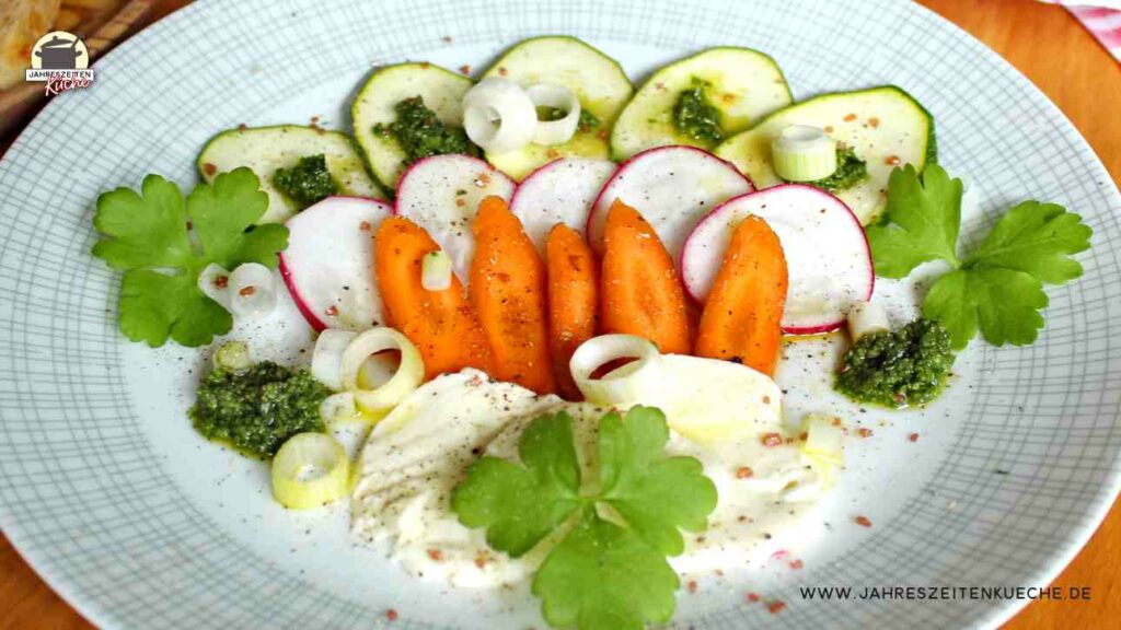 Carpaccio aus hauchdünnen Zucchini-, Radieschen- und Karottenscheiben, gewürzt mit Petersilien-Pesto