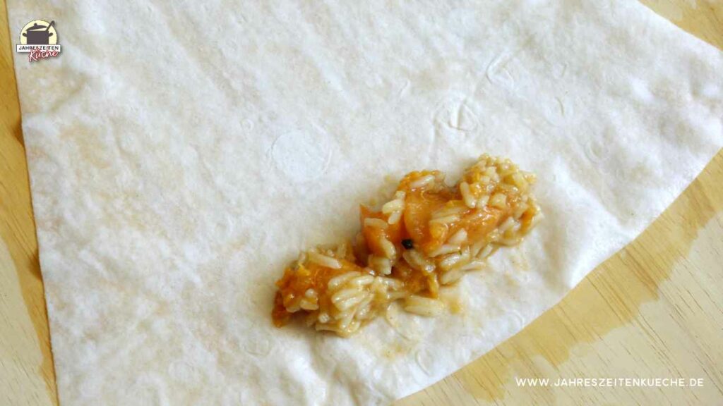 Reis-Aprikosen-Mischung liegt auf den Yufkateig